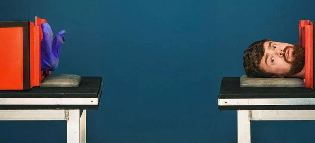 Tom Brace Saws himself in Half